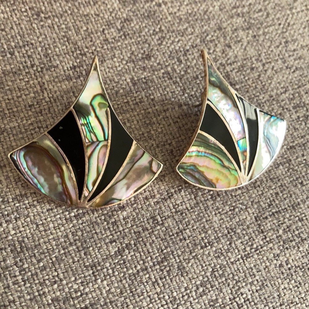 Shell Fan Earrings - Picture 3 of 4